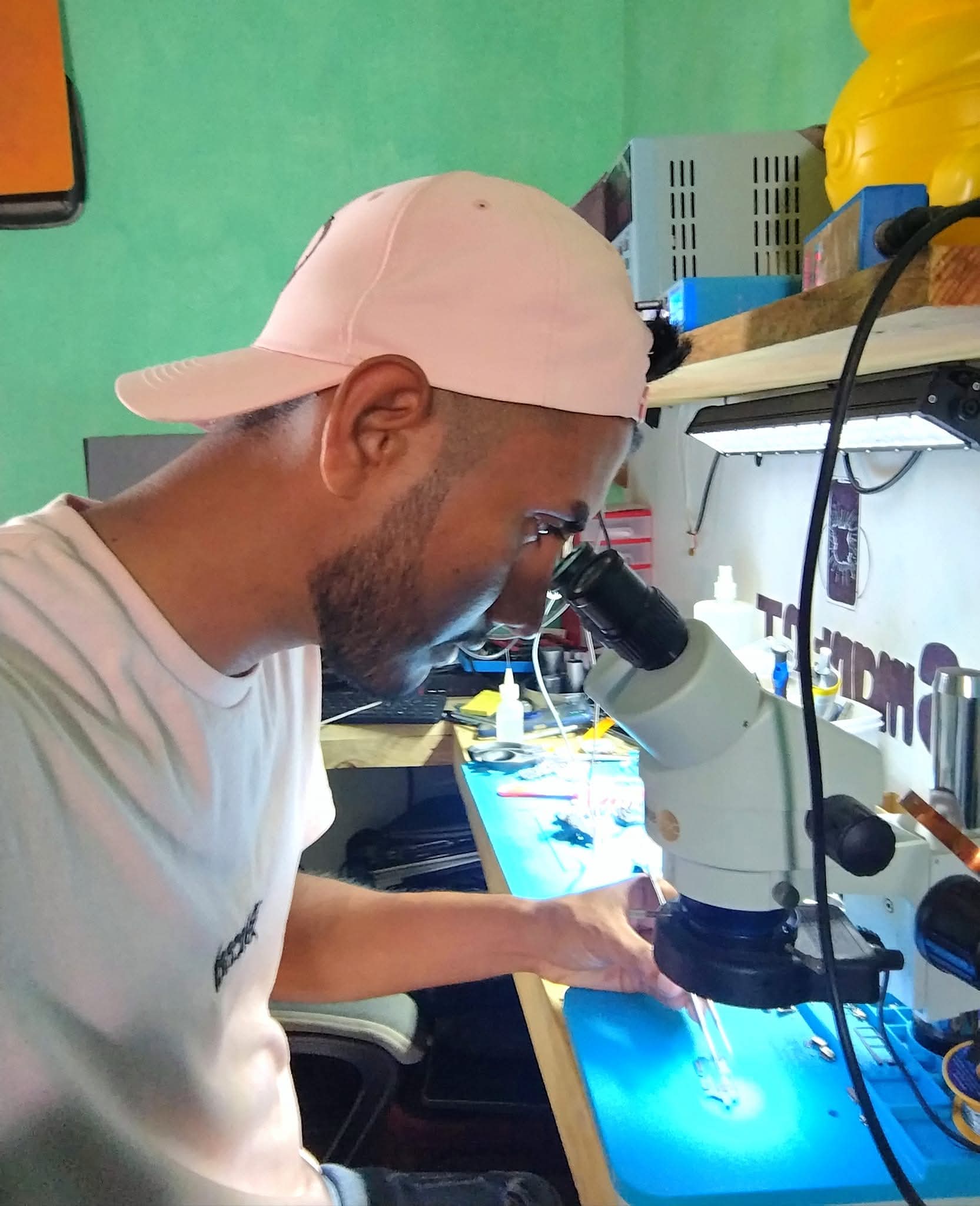 Técnico Smart GT reparando celular en El Paredón Buena Vista Escuintla Guatemala